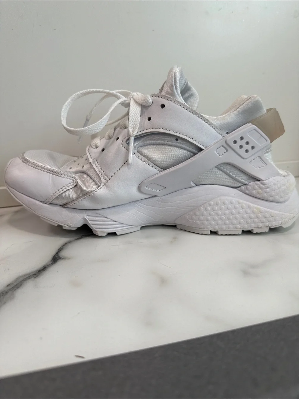 Nike Air Huarache Women’s Size 8 White Sneakers